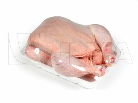 Confezionamento di pollo intero in vassoio con film estensibile