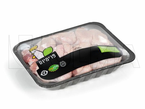 Confezionamento di parti di pollo in macchina termosaldatrice con film retraibile