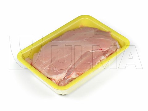 Confezionamento di petti di pollo in vassoio in film estensibile