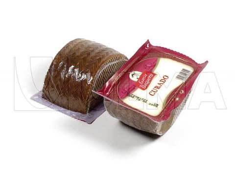 Confezionamento di mezza porzione di  formaggio in termoformato sottovuoto in film flessibile