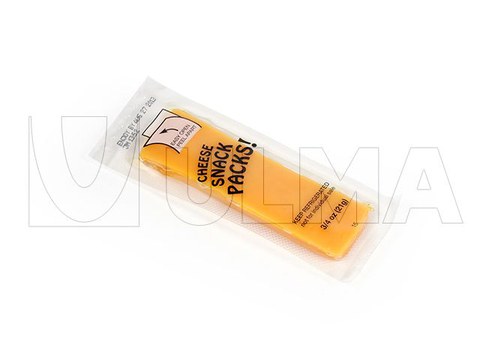 Confezionamento di snack di formaggio in termoformato sottovuoto con film flessibile.