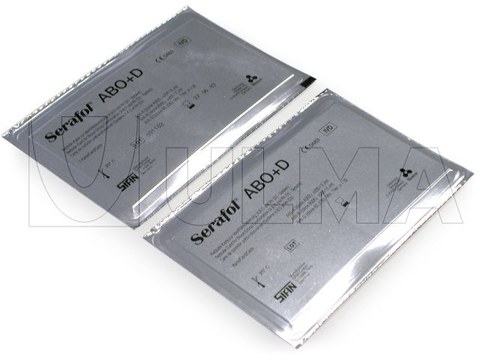 Confezionamento di schede di cartone di analisi mediche con termoformatrice sottovuoto in film flessibile