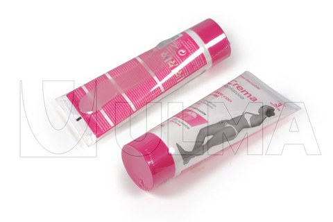 Confezionamento con film in poliolefina retraibile di tubetti di crema depilatoria con spatola in plastica.