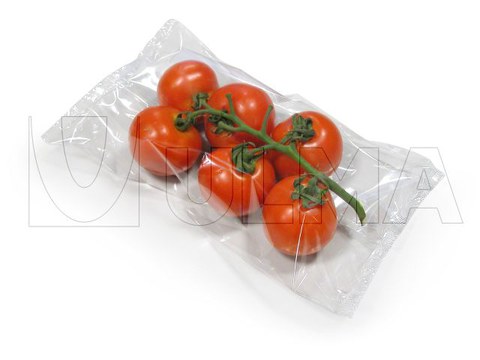 Confezionamento di pomodori, peperoni e melanzane in flow pack.
