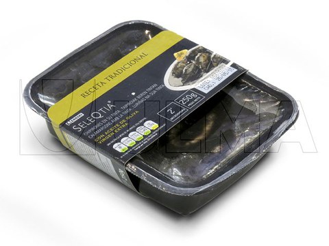 Confezionamento di seppie nel loro sugo in vaschetta termosaldata