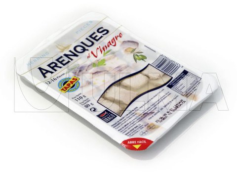 Confezionamento di arringhe all'aceto in vaschetta termosaldata