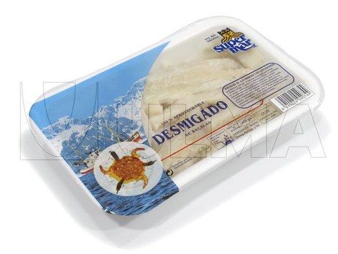 Confezionamento di baccalà salato tagliuzzato in vassoio termosaldato
