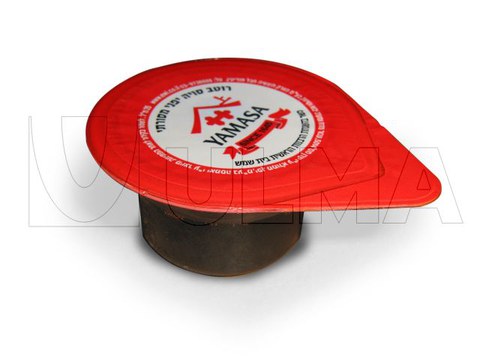 Confezionamento di salsa per insalata con termoformatrice in film rigido